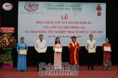 Trường Đại học Tây Đô trao bằng thạc sĩ và khai giảng các lớp nghiên cứu sinh, cao học