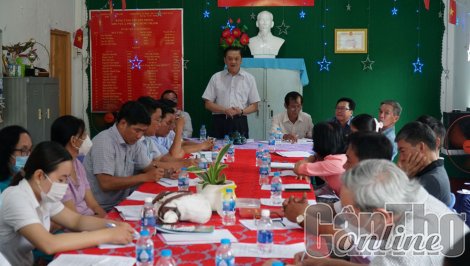 Đồng chí Dương Tấn Hiển dự sinh hoạt với tổ đảng khu dân cư
