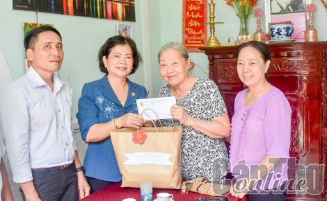 Thăm hỏi, tặng quà nạn nhân chất độc da cam