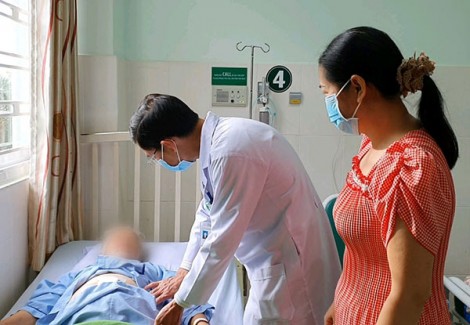 Uống thuốc nuốt luôn răng giả, cụ bà bị thủng ruột