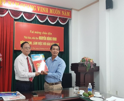 Nhà báo, nhà thơ Nguyễn Hồng Vinh thăm Báo Cần Thơ