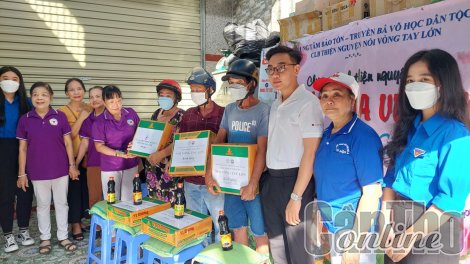 Trao quà “Ấm áp mùa Vu lan”