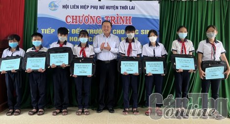 Trao 170 suất học bổng Sen Vàng cho học sinh nghèo hiếu học