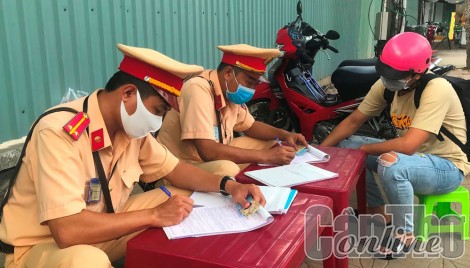 Cảnh sát giao thông được yêu cầu cá nhân phối hợp, hỗ trợ giải quyết tai nạn, ùn tắc giao thông