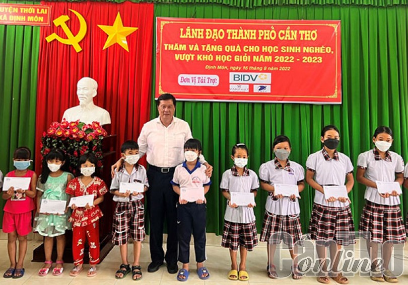 Lãnh đạo thành phố thăm và tặng quà, học bổng học sinh nghèo, vượt khó học giỏi