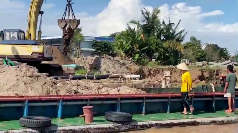 An Giang: Xử phạt, buộc 15 sà lan chở quá tải trên sông Tiền phải hạ tải