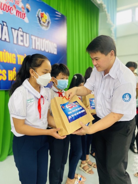Chương trình “Chuyến xe ước mơ” đã tặng quà 2.955 học sinh