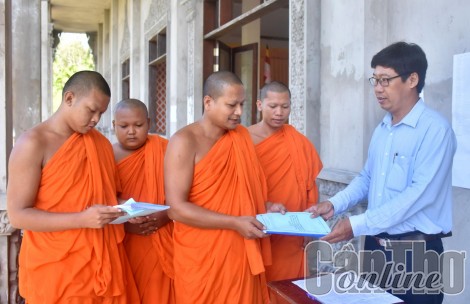 Tuyên truyền an toàn giao thông cho các Sư sãi, Achar, Ban Quản trị các chùa và Tăng sinh Học viện Phật giáo Nam tông Khmer
