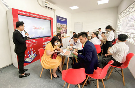 Hàng trăm lượt khách tham quan dự án Thành Đô trong ngày khai trương nhà điều hành