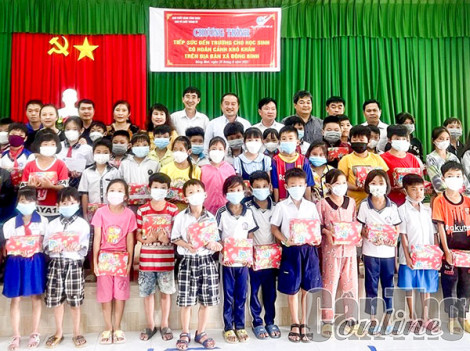 Thới Lai: 150 học sinh khó khăn được tặng quà nhân dịp chuẩn bị khai giảng năm học mới