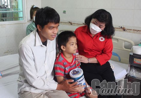 Tặng sữa cho trẻ em có hoàn cảnh khó khăn