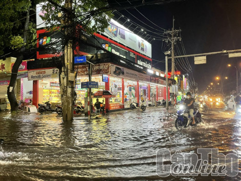 Mưa lớn cộng với triều cường gây ngập đường phố