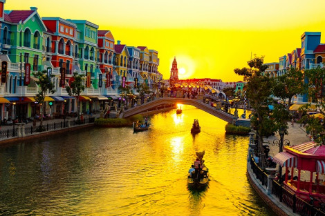 Theo chân travel blogger “check in” phố Bia Tây Beeravans Grand World Phú Quốc