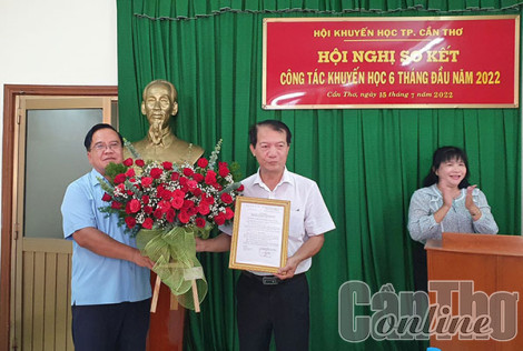 Gần 1 tỉ đồng chăm lo học sinh khó khăn đầu năm học mới
