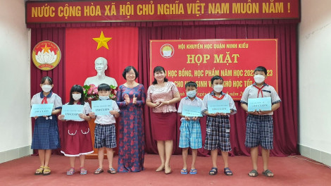 Trao học bổng, sách giáo khoa, tập cho học sinh khó khăn
