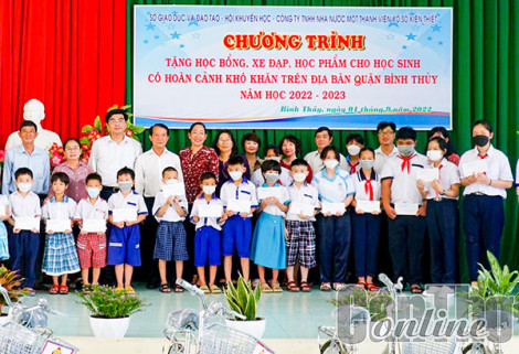 Trao học bổng, xe đạp, học phẩm cho học sinh khó khăn ở quận Bình Thủy