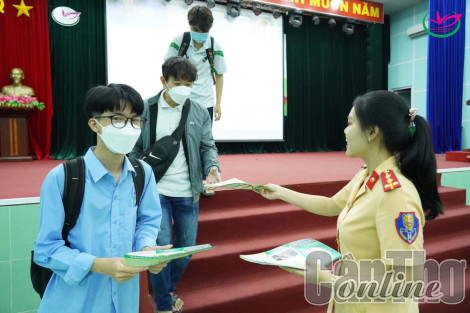 Đa dạng hình thức tuyên truyền pháp luật về giao thông