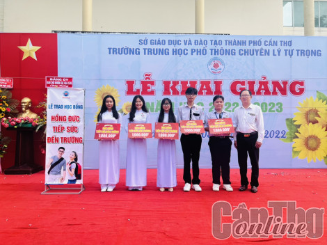 Công ty TNHH Hồng Đức trao 120 suất học bổng tiếp sức đến trường