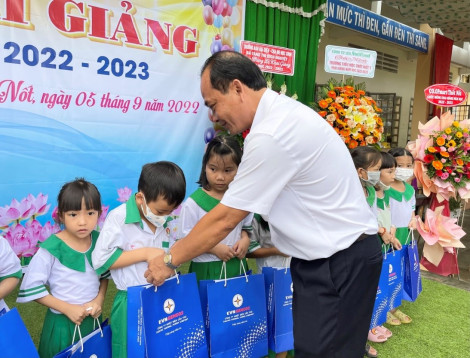 Công ty Nhiệt điện Cần Thơ tặng 100 phần quà cho học sinh nhân ngày khai trường