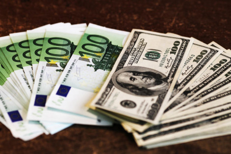 Đồng euro giảm xuống mức thấp nhất so với USD trong 20 năm