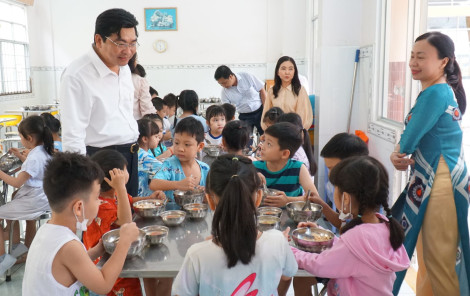 Lãnh đạo ngành Giáo dục thành phố thăm các điểm trường tổ chức bán trú