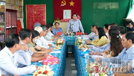 Ðồng chí Lê Quang Mạnh dự sinh hoạt Chi bộ ấp Nhơn Thọ 2, xã Nhơn Ái, huyện Phong Ðiền