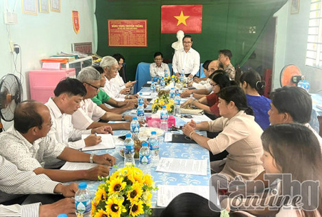 Ðồng chí Trần Việt Trường dự sinh hoạt Chi bộ khu vực Thới Hòa 2, phường Thới Thuận, quận Thốt Nốt