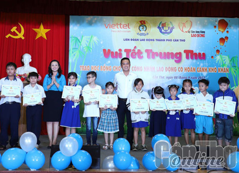 LĐLĐ TP Cần Thơ tặng 30 suất học bổng, 200 phần quà Trung thu cho con công nhân lao động có hoàn cảnh khó khăn