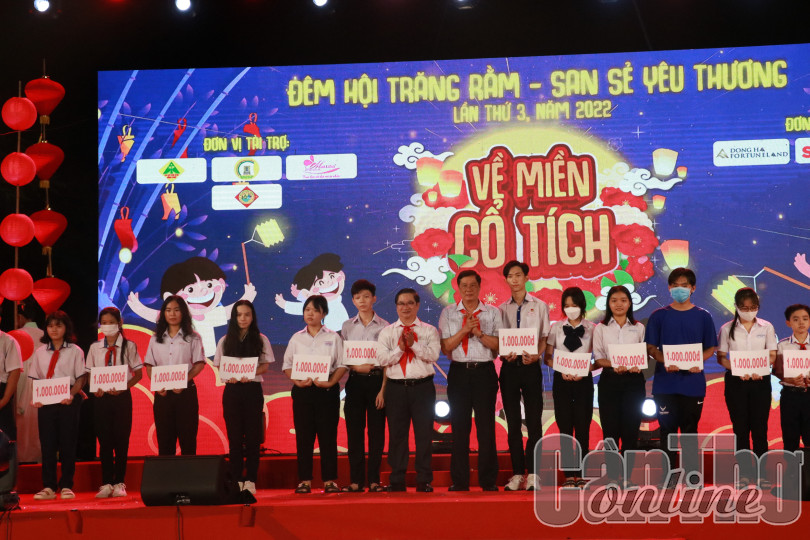 Thiếu nhi Cần Thơ vui hội trăng rằm