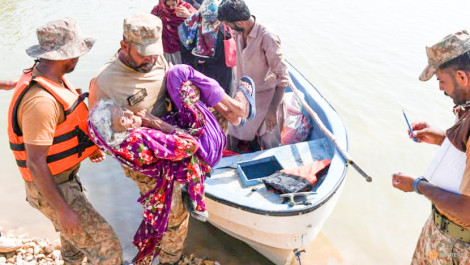 Pakistan phá đường cao tốc để chống lụt