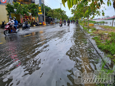 Triều cường lên cao, gây ngập nghẹt nhiều nơi