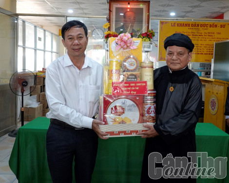 Thăm các Hội quán nhân kỷ niệm 64 năm Ngày viên tịch của Đức Tông sư Minh Trí