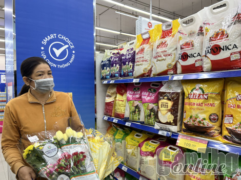Dùng gạo đóng túi cho bữa ăn
