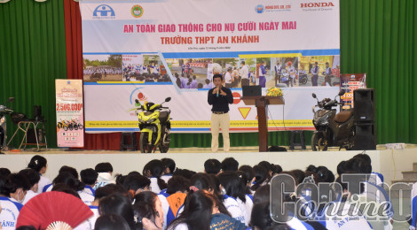Tuyên truyền an toàn giao thông và hướng dẫn lái xe an toàn cho học sinh