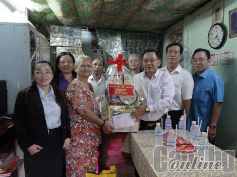 Tặng quà đồng bào dân tộc Khmer nhân Lễ Sene-Dolta