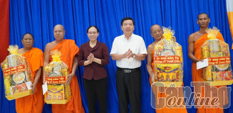 Tặng quà, chúc mừng quý sư sãi và đồng bào Khmer nhân dịp lễ Sene Đôlta