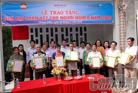 Bàn giao 7 căn nhà Ðại đoàn kết