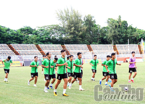 Cầu thủ Cần Thơ xiết tay nhau vượt khó