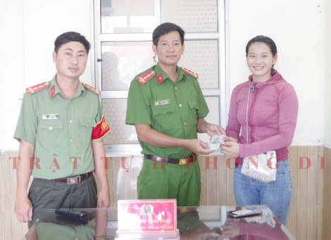Cán bộ công an nhặt của rơi trả người dân