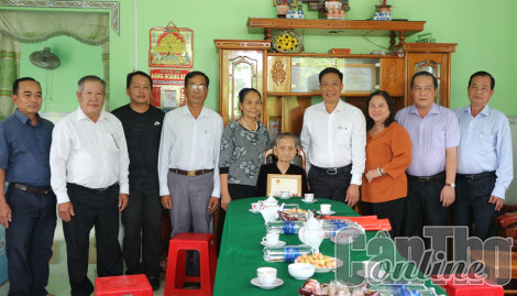Tặng quà, mừng thọ người cao tuổi