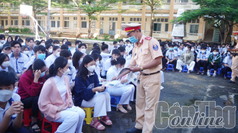 Trang bị kiến thức pháp luật về trật tự an toàn giao thông cho học sinh