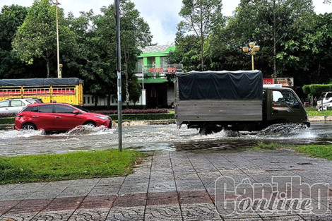Mưa lớn cộng với triều cường gây ngập đường phố