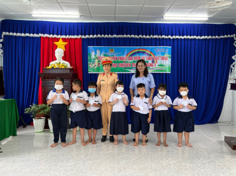Tuyên truyền an toàn giao thông đường thủy