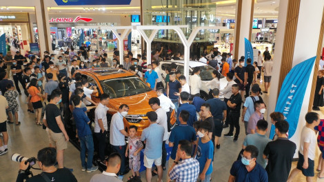 VinFast trưng bày và lái thử ô tô điện VF 8 tại 7 tỉnh, thành phố