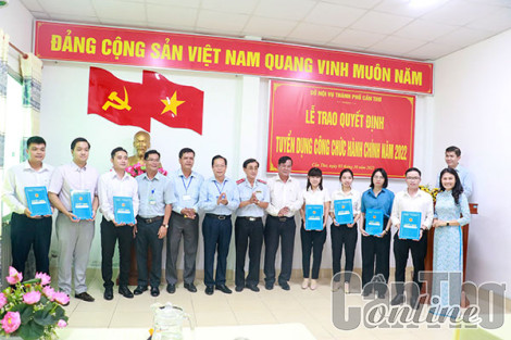 Trao quyết định tuyển dụng công chức hành chính năm 2022