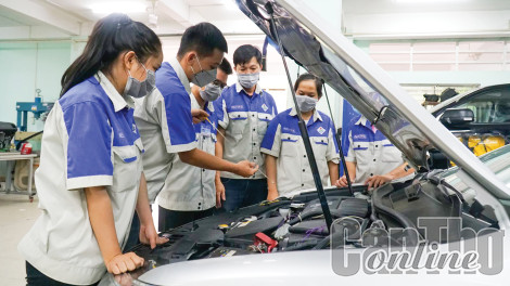 Tháo gỡ "điểm nghẽn" cho phát triển việc làm - Tăng chất lượng và năng suất lao động