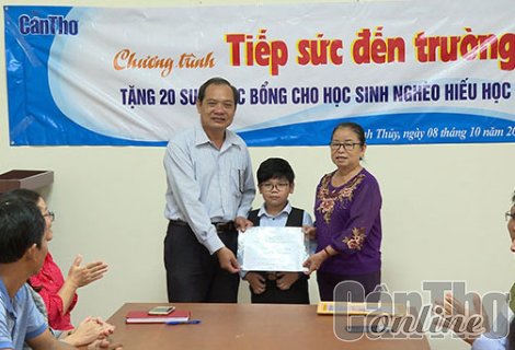 Trao tặng 20 suất học bổng từ chương trình "Tiếp sức đến trường" của Báo Cần Thơ