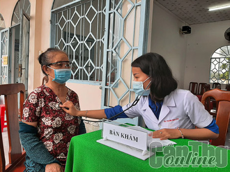Khám chữa bệnh, cấp thuốc miễn phí và tặng quà cho người dân huyện Thới Lai