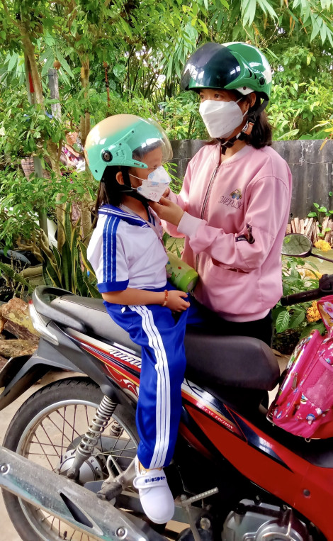 Phụ nữ tham gia giữ gìn an toàn giao thông