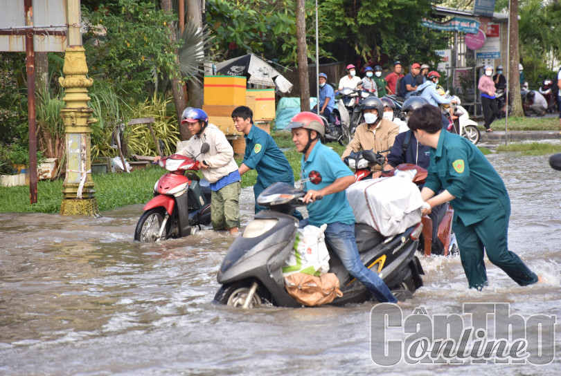 Chung sức giúp người dân vượt qua vùng ngập nước an toàn